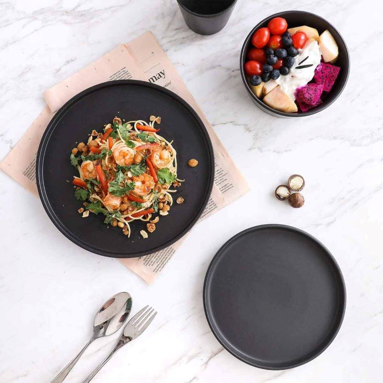 Maxwell and Williams Caviar High Rim Plate